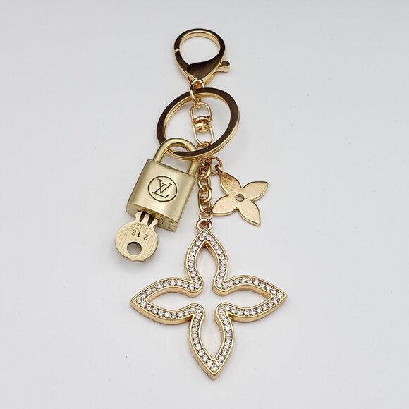Authentic Louis Vuitton Lock & Key with Unbranded Clover Charm, Keychain 021226 - Picture 10 of 10